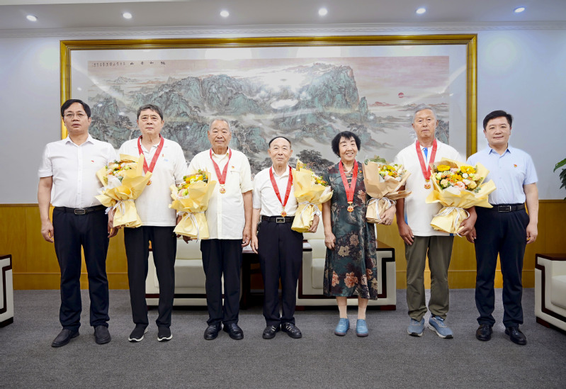 学校颁发离退休职工在党五十年纪...